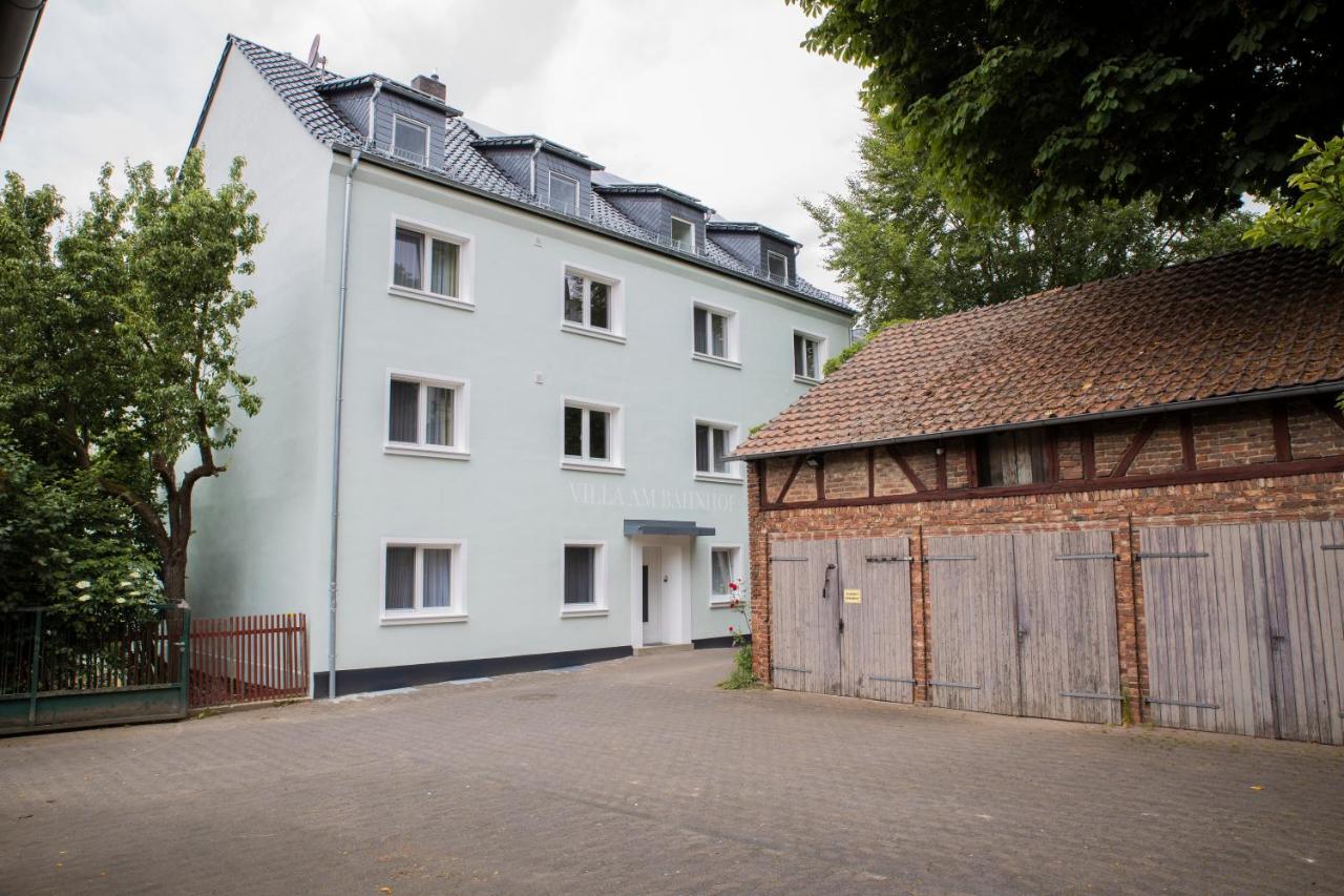 Am Bahnhof In *